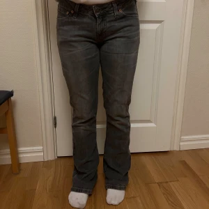 Levis jeans  - Gråa Levis jeans i stl 38. Bra skick!  Säljes för 419kr
