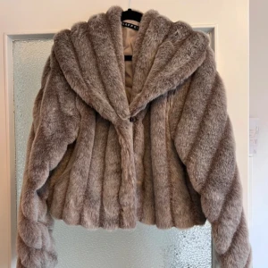 Päls jacka  - Fin päls jack, storlek L men sitter som S. Väldigt liten i storleken💕