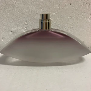 Euphoria Blossom 100 ml - Euphoria blossom från Calvin Klein endast provad 100 ml. Korken saknas. 