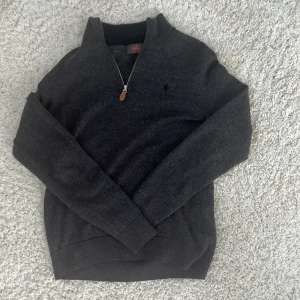 Morris Halfzip - Hej! Säljer denna sköna Morris half zip som är 100% Merino ull. Den är i fint skick utan defekter