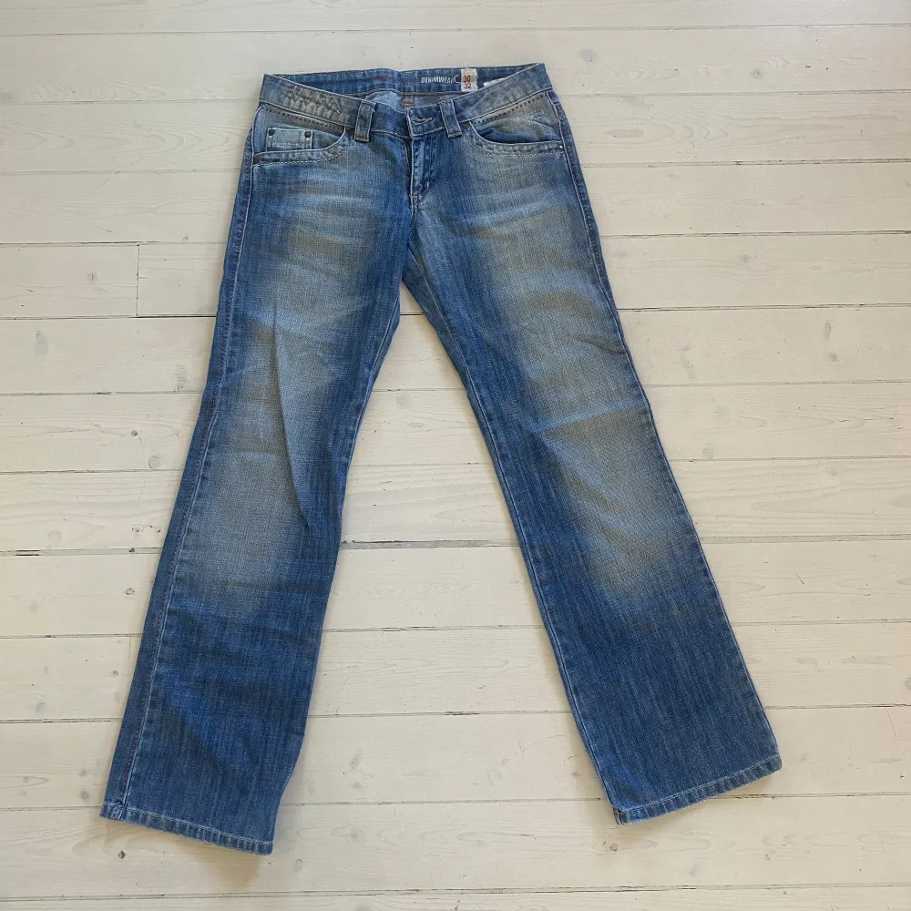 Jättesnygga lågmidjade bootcut jeans i storlek 30/32 men skulle säga att de är några storleker mindre. Köpte de precis på vinted men måste tyvärr sälja vidare då de är för små. Pris kan diskuteras.. Jeans & Byxor.