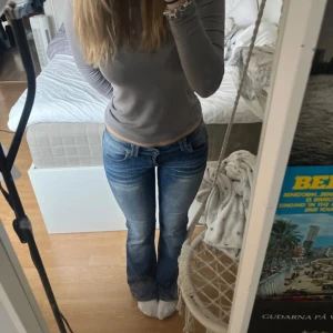 Lowwaist/lågmidjade Stockholmsstil jeans - Jättefina lowwaist jeans, skulle passa as bra med en leopard eller spets topp