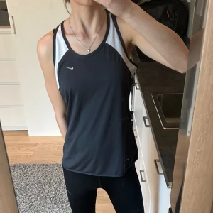 Träningslinne  - Vitt/grått träningslinne från Nike 