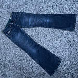 Lågmidjade bootcut jeans från diesel  Midjemåttet 34  Innerbenslängd 70  Ytterbenslängd 90