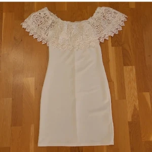 Klänning - Superfin off-shoulder klänning i storlek S. Lite genomskinlig. Endast använd 1 gång så i nyskick. Perfekt till ex. Studenten eller fest! Köparen står för frakten 💖