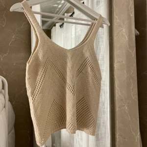 Linne - Säljer detta virkade linne som är perfekt till sommaren! Säljes pga ej kommit till användning. 