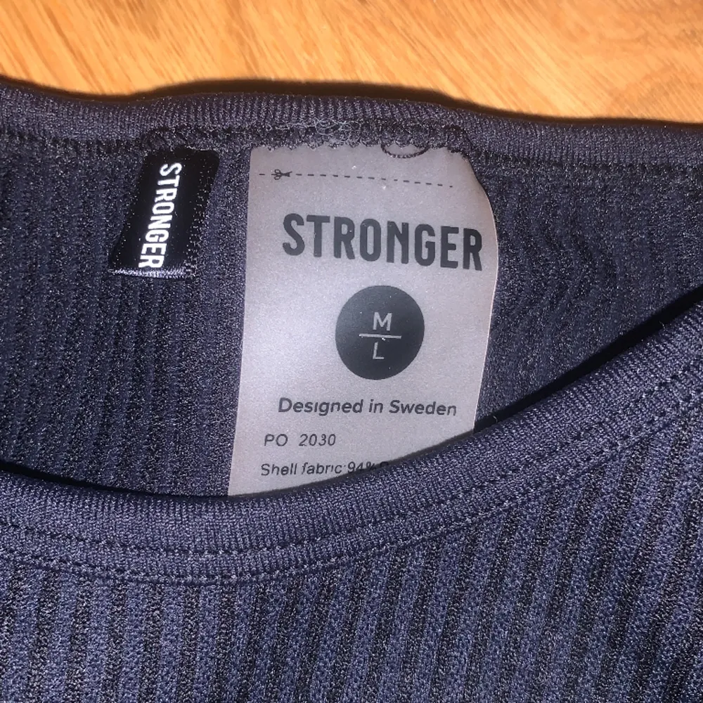 Tränings linne från stronger som inte längre säljs. Använd endast 1 gång så i nyskick! Storlek M/L men den är ganska liten så den passar säkert från XXS till S. Osäker på nypris men mitt pris är 79kr. Toppar.