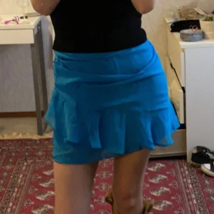 Volangkjol - Blå volangkjol i storlek Small, aldrig använd alla lappar är kvar! Jag är 168 cm som referens. Köparen står för frakt❤️