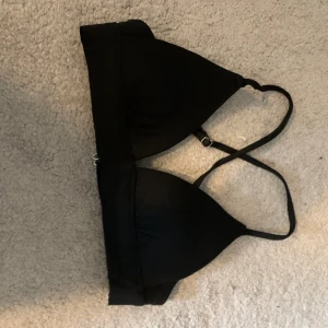 Bikiniöverdel - Säljer min bikini överdel pga ingen användning, väldigt fin som är slutsåld från hm🩷🩷Storlek 36 men passar även 34