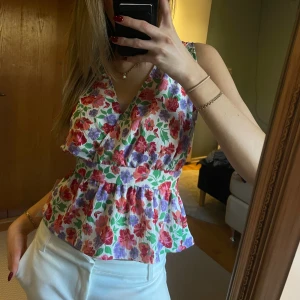 Blus med knytning bak - Såå himla söt och somrig blus!! Från bubbleroom, och är aldrig andvänd med lappen kvar! 