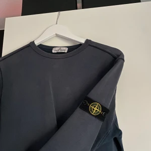 Stone island sweatshirt  - Tjena! Säljer nu en skit fet stone island sweatshirt, perfekt till våren. Kom dm om ni har frågor tryck gärna annars köp nu🙏 mvh