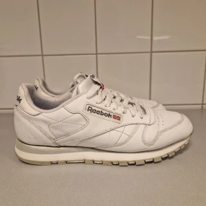 Reebok classic sneakers - Reebok classic sneakers, storlek 41 i skick enligt bilderna. Skinner är lite skadat som går att se på bild 3 men annars väldigt fräsha. Säljs utan innersulor då jag använder egna utgjutna sulor.