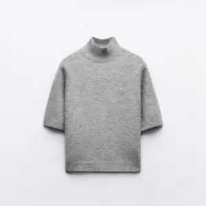 Jätteskön grå stickad t-shirt från zara. Använd en gång, då jag inte riktigt vet om det är min stil eller inte. Skriv gärna vid frågor❤️