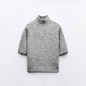 Grå stickad tröja från Zara - Jätteskön grå stickad t-shirt från zara. Använd en gång, då jag inte riktigt vet om det är min stil eller inte. Skriv gärna vid frågor❤️