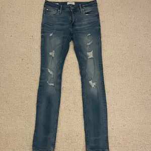 Hej! Säljer nu dessa super snygga Jack and Jones jeansen. Modellen heter Liam skinny. Passformen på jeansen är slim fit.
