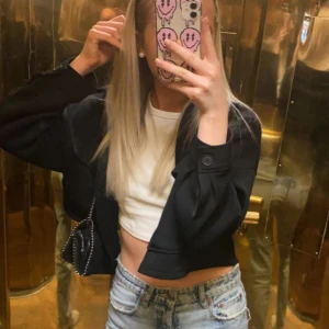 Filtjacka från Stradivarius  - säljer denna filtjacka från stradivarius. perfekt lite tunnare jacka nu till våren/sommaren! knappast använd så jätte fint skick. Köpt för 500kr 🫶