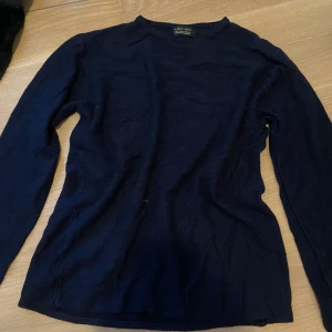  Tröja med jätteskönt material  -  Marinblå tröja passar till allt 