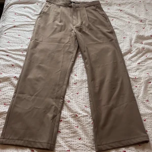 Kostymbyxor - Fina vida kostymbyxor i bra skick som är uppsydda där nere, en grej saknar där man knäpper dem men det går fortfarande att knäppa med knappen💛 Skriv om du undrar något! 