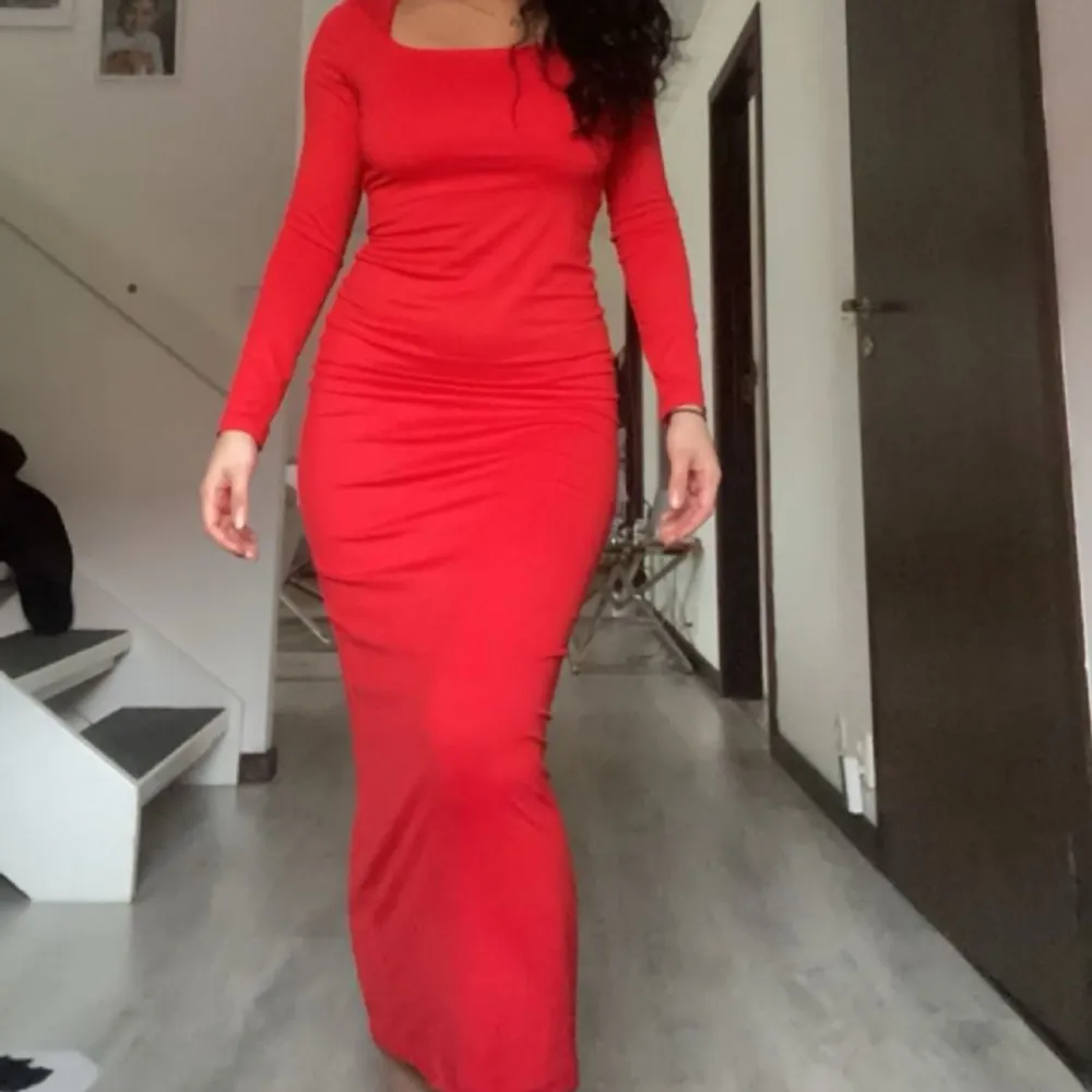Denna ur snygga röda klänning. Aldrig använd. Skönt material. Ger fin form. Klänningar.
