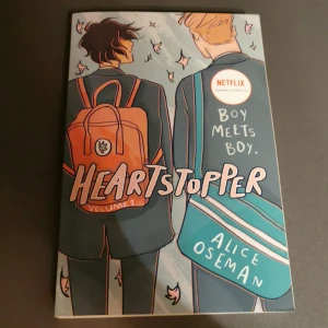 Heartsopper vol 1 - Av Alice oseman, på engelska Den är läst men är i väldigt bra skick, säljes då jag tappat intresse Köptes för 179kr 