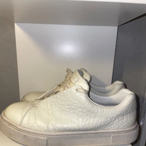 Eytys doja - Feta Stockholmsstil/grisch skor. Har original box. Lite små märken men inget man märker. Storlek är 44 men sitter lite stora . Svarar på alla frågor.