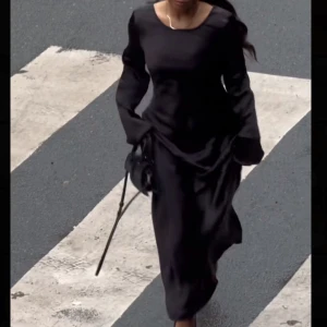 Gina Tricot Klänning  - Satin Maxi Klänning från Gina Tricot✨Helt ny med lapparna kvar på❗️slutsåld❗️Nypris: 599kr✨Frakt tillkommer📦