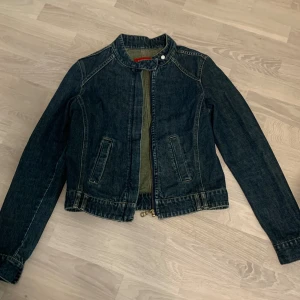 Vintage jeansjacka - Supersnygg jeansjacka från River Island🎀 Passar storlek S! Svarar gärna på frågor om mått, prisförslag osv❤️
