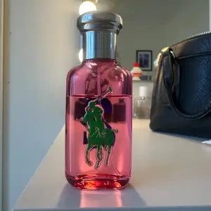 Ralph lauren parfym nr 3, 30 ml men skulle säga att det är ca 3/4 kvar i den,luktar jättegott men får inte användning av den då jag har andra💕💞 köptes för ca 500-600💗💗