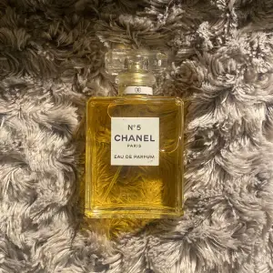 Kollar intresse på min Chanel N5 parfym 100ml. Använd ett fåtal gånger. Köpt i Frankrike i somras för 1400kr