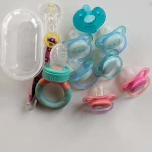 Barn napp paket från Philips advent  - Napp paket från Philips Advent, 0-6 månader och 6-18 månader nappar från 0-6 månader (Blå) endast provat  _2 nappar från 6-18 månader (rosa) endast provat  -Napphållare i fint använt skick  -fruktmatare från Clevamamma märke i fint använt skick 