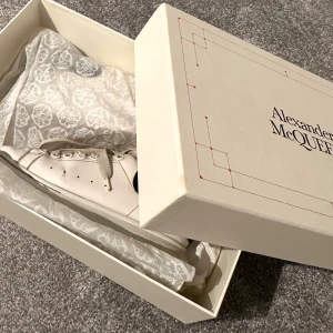 Alexander Mcqueen  - Perfekta vårskorna!! Välanvända men omhändertagna Alexander Mcqueenskor köpta för ungefär 2 år sedan. Box medföljer, kan även tänkas gå ner något i pris vid snabb affär💕👐🏼