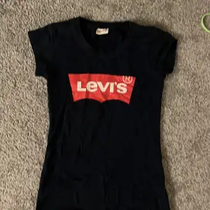 Mörkblå Levis t-shirt! Fint skick och äkta. Original pris 319kr säljer för 100-150kr men pris diskuteras gärna💕köpare står för frakt 📦 