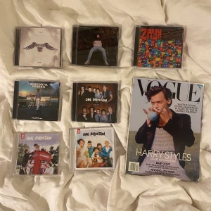 One direction- skivor  - Nu säljer jag av några gamla skivor! OBS! Omslaget på skivorna är en pappersbit med bild på omslaget och inte det riktiga som är som en liten broschyr med lyrics och bilder. Tidningen är såld! Säljer alla skivor för 170kr!