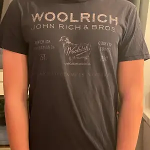 Säljer denna trendiga t-shirt från woolrich, fint skick men använd. Storlek L men passar M.
