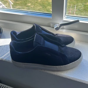 Axel arigato skor - Säljer mina mörkblå suveräna axel arigato skor som är i skick 8/10. Använd en del, men sparsamt. De är i strlk 44 men passar mig som har 45 Bara att höra av sig om du har frågor eller vill ha fler bilder! 