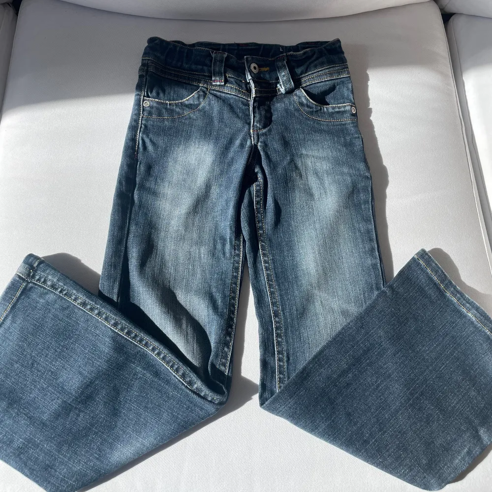 Säljer dessa jättefina jeans med fina rosa mönster på bakfickorna, midjemått: 59cm, längd: 77cm. Säljer på grund av att dem är för små för mig. . Jeans & Byxor.