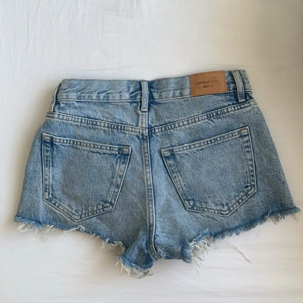 Superfina Lågmidjade jeansshorts från Gina i storlek 32, inga defekter💞. Jeans & Byxor.