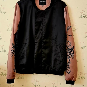 Björn jacka  - Bomberjacka från ruth and circle. Köpt på loppis vid majorna. Mjuk. Svår fota i dåligt ljus. Vacker svart. Vackert mönster. Fickor. Möts i gbg. St 38. 45kr 