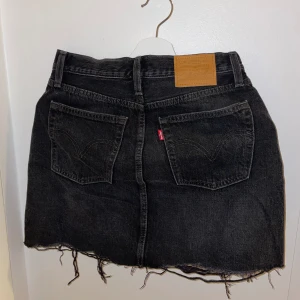 Levis kjol - Levis kjol i storlek 26. Använd fåtal gånger. 