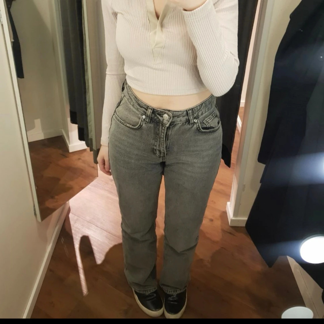 gina flare jeans i grå