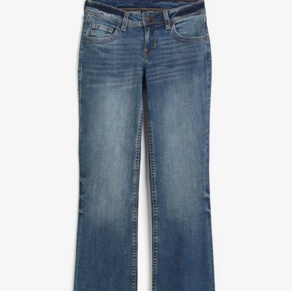 Lågmidjade jeans från H&M strl 36 Använda 1-2 gånger . Jeans & Byxor.