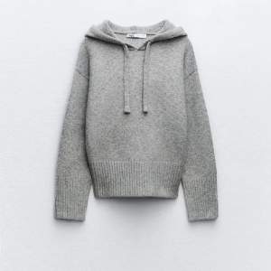 Stickad hoodie från Zara, säljer då den inte passade mig💕 Storlek S, aldrig använt av varken mig eller tidigare ägare