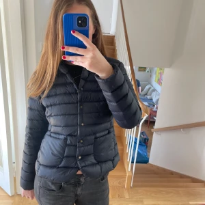 Marinblå vårjacka - Säljer min jättefina marinblå jacka💙 Strl 38, passar även 36  