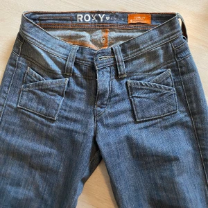 Low waist jeans - Ass snygga Roxy jeans. Low waist bootcut  Bara att skriva om man vill ha fler bilder eller exakta mått.