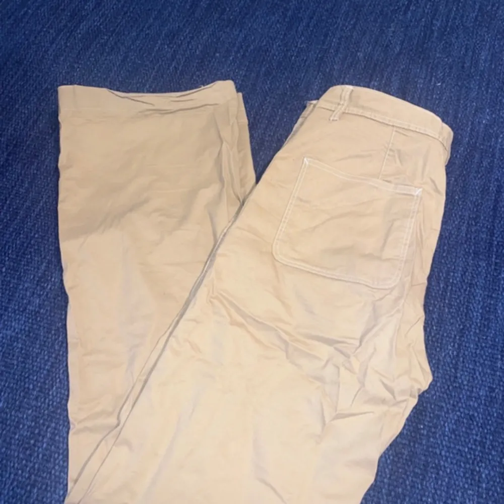 Beiga vida byxor, jag har sytt in dem längs hela grensömmen (bild 3). För stora på mig som har 34/36 i byxor💕FÖRESLÅ PRIS. Jeans & Byxor.