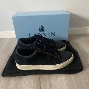 Lanvin skor - Riktigt snygga lanvin skor, väldigt fint skick 7/10. Dustbags och box ingår. Storlek 43 men passar även 44. Priset går att diskuteras. Hör av dig vid frågor eller funderingar👍