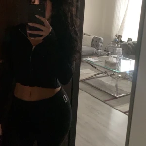 Catania set - Nu säljer jag mitt catania sett som är lite långt på mig som är 158. Företaget tar it emot någon retur. Köpt för 1499kr. Priset kan diskuteras. Skriv privat för fler bilder med setet på.