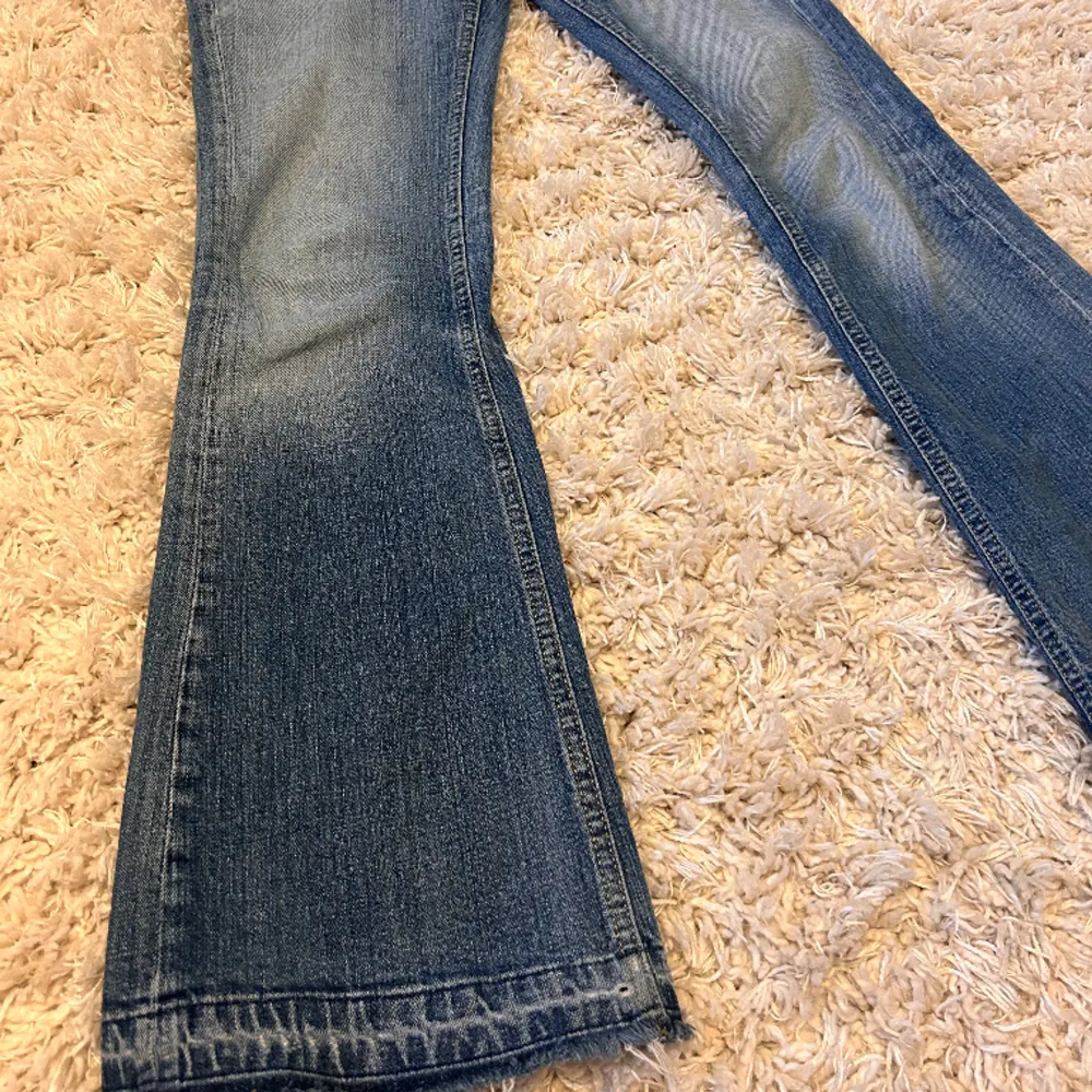 As snygga lågmidjade jeans från lee i strl 27/31, i väldigt fint skick och sparsamt använda  💓 är ljusare i verkligheten . Jeans & Byxor.