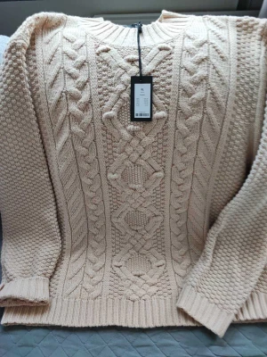 Stickad tröja - Oanvänd.