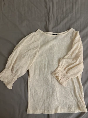 Tröja💘 - Vit/beige tröja som tyvär inte kommer till användning längre😊